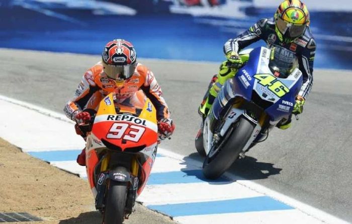 Marc menyalip dari sisi luar Rossi 