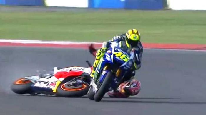 Marc terjatuh saat senggolan dengan Rossi