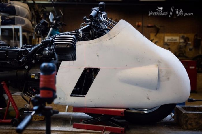 Pembuatan dustbin fairing di replika Moto Guzzi V8 besutan Vanguard