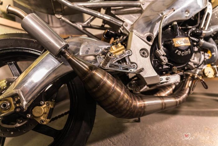Aprilia RS250 custom cafe racer berbodi alumunium dari Cevennes Retromotors