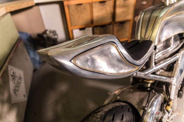 Aprilia RS250 custom cafe racer berbodi alumunium dari Cevennes Retromotors