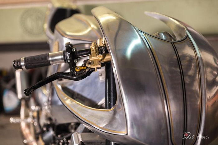 Aprilia RS250 custom cafe racer berbodi alumunium dari Cevennes Retromotors
