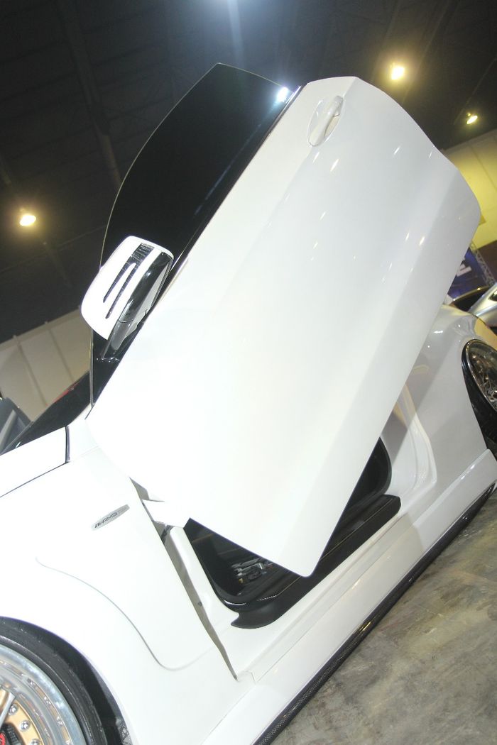 Pintu gullwing pakai engsel khususu