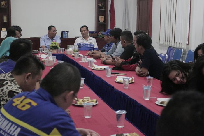 Rider bersama staf Diler Sentral Yamaha Lampung sharing dengan pihak Lampung Post