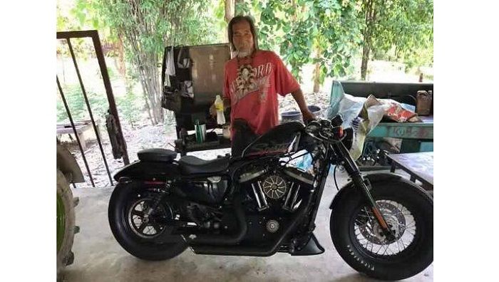Seorang kakek berpakaian lusuh membeli Harley-Davidson dengan uang tunai