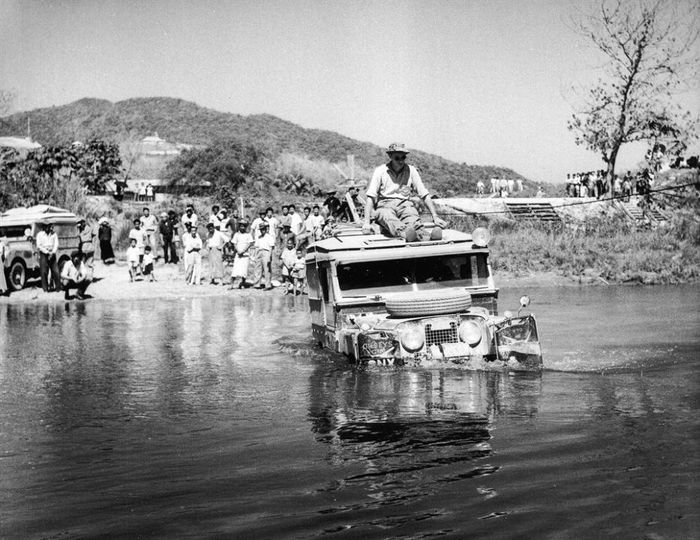 Land Rover pada sebuah ekspedisi di tahun 1955/56