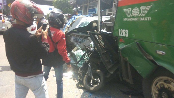 Bus Mayasari Bakti rem blong mengakibatkan tabrakan beruntun di Slipi Jaya