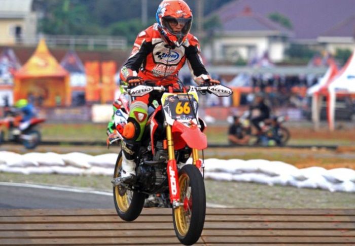 Helm supermoto dengan built in visor