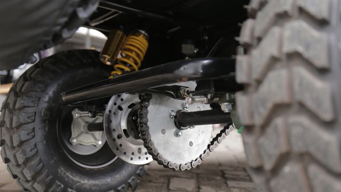 Di Mini Cruiser, dudukan as roda ditopang suspensi ke sasis bagian atas