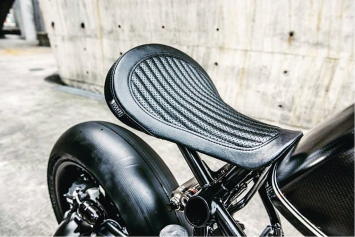 Jok tunggal (single seat)  bergaya sporti ala motor BMW lawas