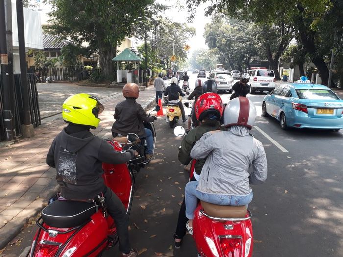 Para peserta riding bersiap kembali ke PIM setelah istirahat di Menteng