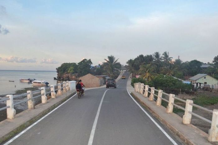 Kondisi jalan di salah satu pulau di Provinsi Maluku.