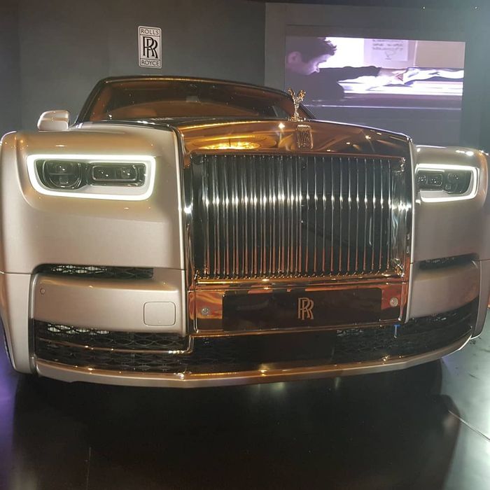 Bagian depan Phantom VIII, lampu laser beam dengan ring LED sebagai DRL.