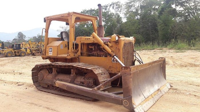 Bagian depan Bulldozer yang tampak seperti Car Catcher