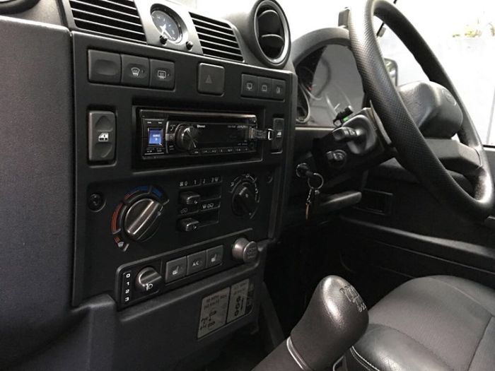 Dasbor di interior Land Rover sangat terawat, wajar Land Rover Defender 110 ini tampang masa lalu, harga masa kini