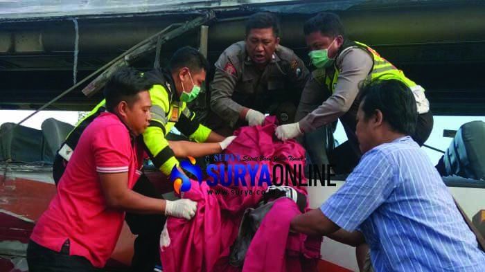 Evakuasi korban kecelakaan bus Mira dan bus pariwisata di Nganjuk