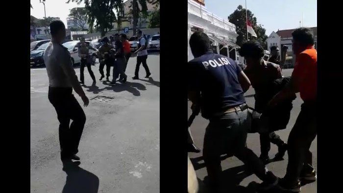 Petugas polisi melakukan evakuasi korban ledakan bom di Mapolrestabes Surabaya (14/5/2018)