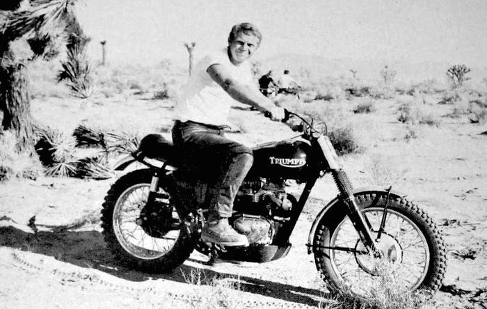Steve McQueen di motor Triumph Bonneville Desert Sled