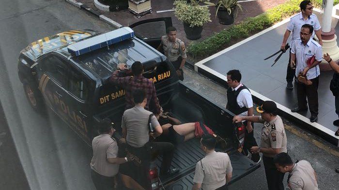 Oknum diduga pelaku teror di Mapolda Riau  diamankan ke bak mobil double cab polisi, (16/5/2018)
