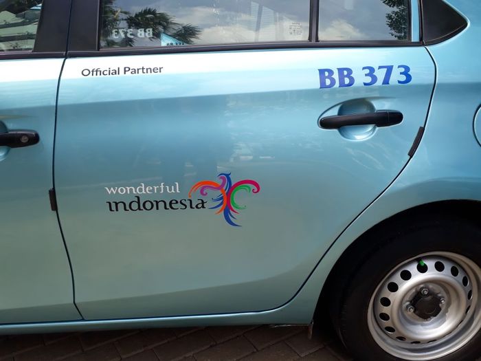 Sejumlah armada Blue Bird telah dipasangkan stiker official partner Wonderful Indonesia