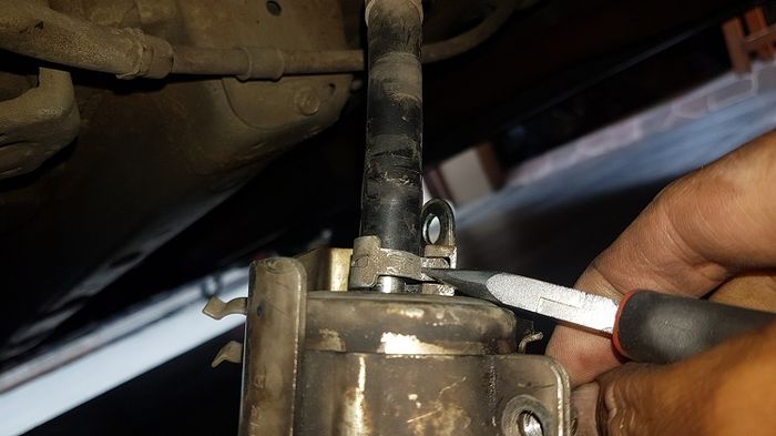 Pengancing slang bahan bakar, ada yang model klip besi, ada juga model soket