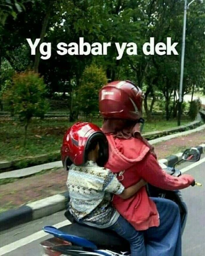 Bocah pakai helm enggak sesuai ukuran kepala