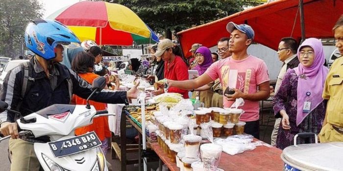 Pemotor membeli makanan untuk berbuka puasa
