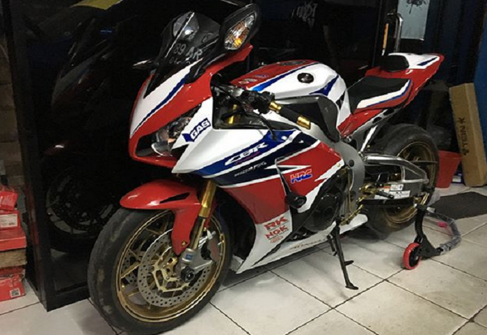 Kondisi motor yang berdebu setelah dipakai riding