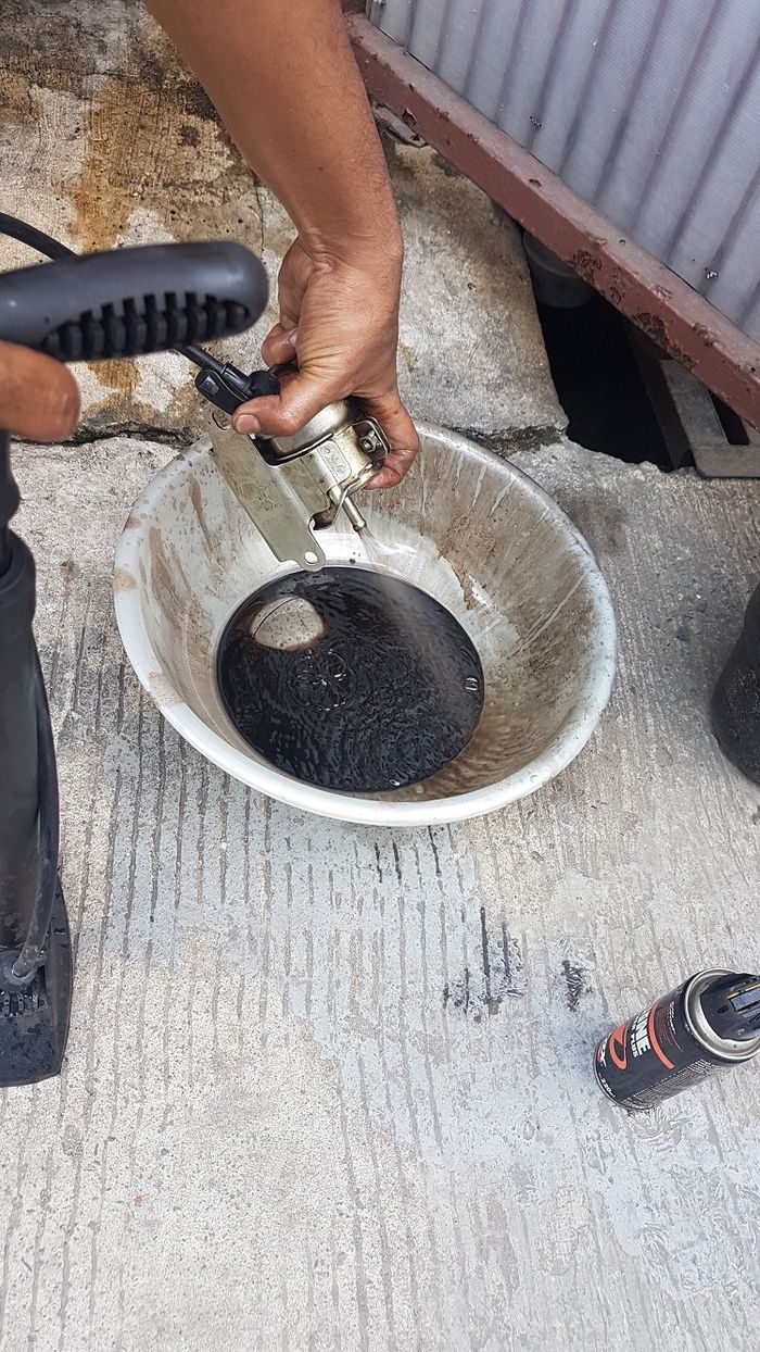 Warna bensin atau bahan bakar yang sudah basi 