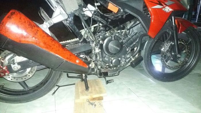 Honda CS1 mesin CBR250R yang ditelanjangi