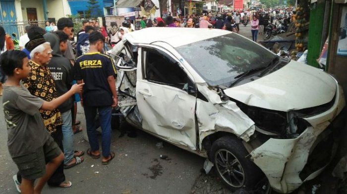 Enggak cuma motor, mobil pun ada yang jadi korban