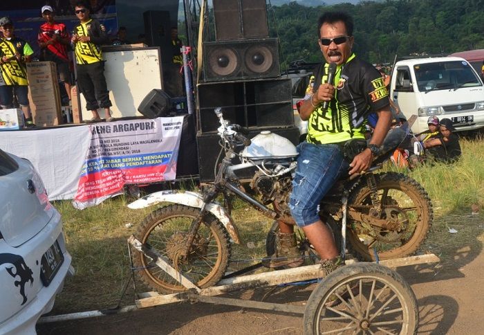 MC Gokil Abah Guru menghentikan proses pengundian karena terdapat pemandangan yang menarik.