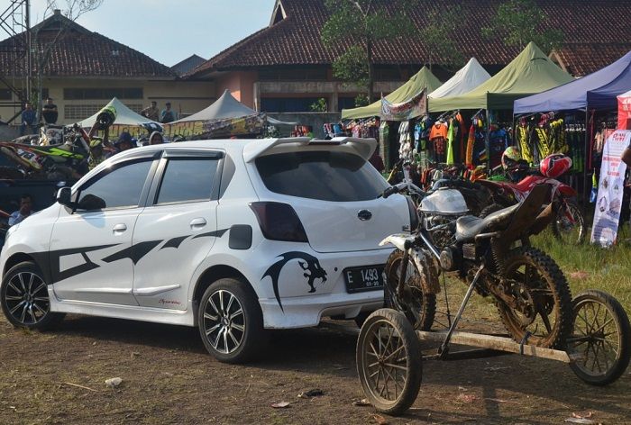 Sepintas seperti jenis motor sport namun nampaknya motor jenis bebek.
