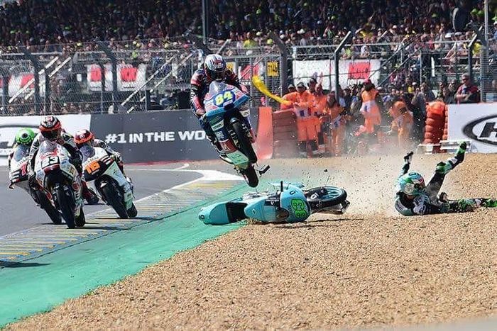 Salah satu aksi Jakub Kornfeil yang tak terlupakan, terbang setelah menabrak motor milik Enea Bastianini di lap terakhir Moto3 Prancis