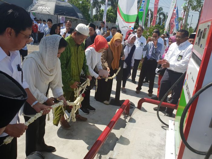 Peresmian dengan pengguntingan pita yang dilakukan oleh Rini Soemarno, Agoes Ali Mashruri dan Nicke Widyawati
