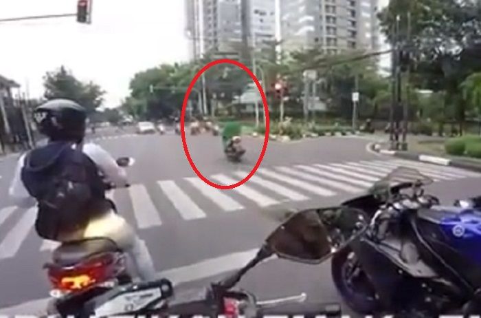 Emak-emak zaman now, lebih baik minggir kalau papasan sama yang begini.