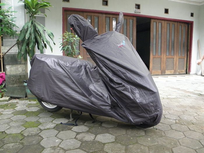 Ilustrasi penggunaan cover motor