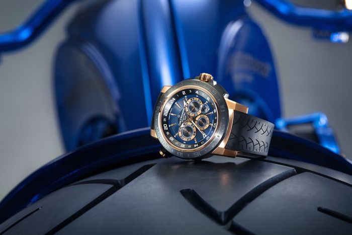 Jam tangan Bucherer edisi spesial yang senada dengan HD Blue