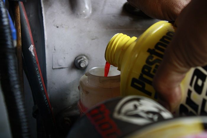 Cek kondisi minyak rem