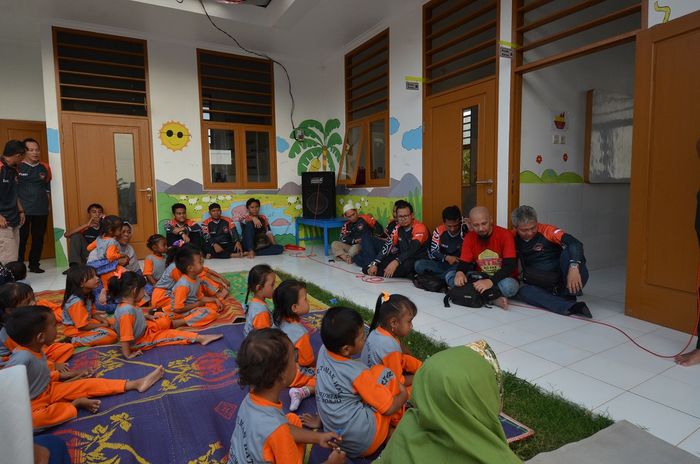 Suasana pembacaan dongen oleh anggota ROC