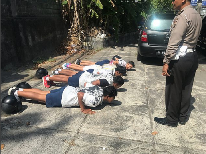 Pelajar SMP yang melakukam konvoi kelulusan di Bali