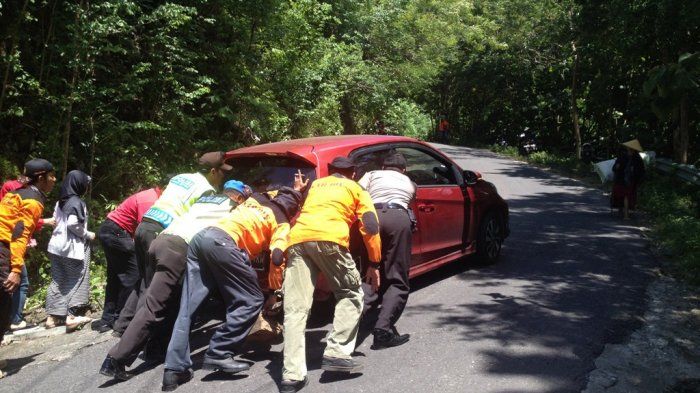 Ilustrasi mobil yang tidak kuat menanjak