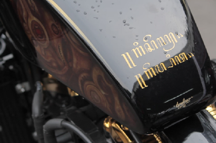 Tulisan aksara Jawa di Harley-Davidson Sportster Gading Marten