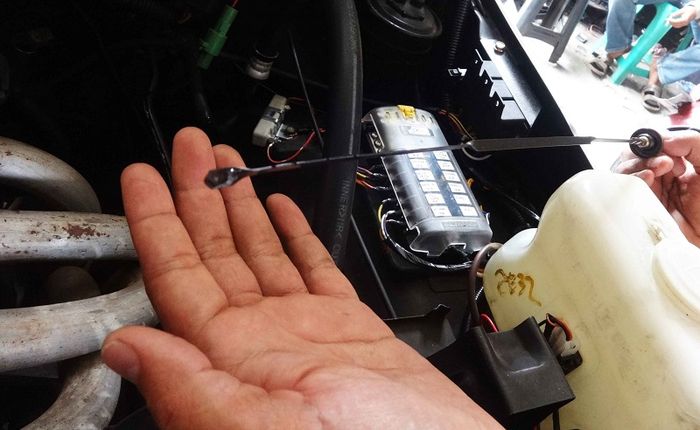 cek volume oli mesin dari dipstick