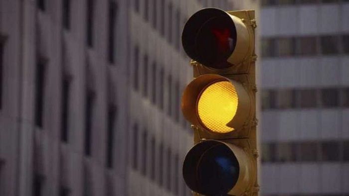 Lampu kuning pada traffic light