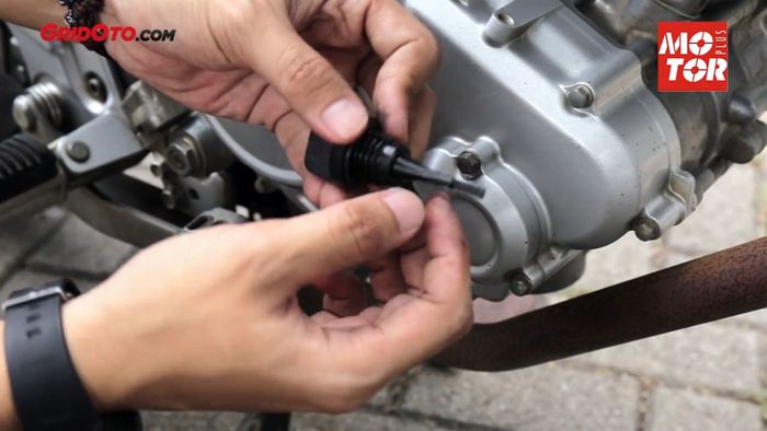 Terdapat dua garis batas pada dipstick