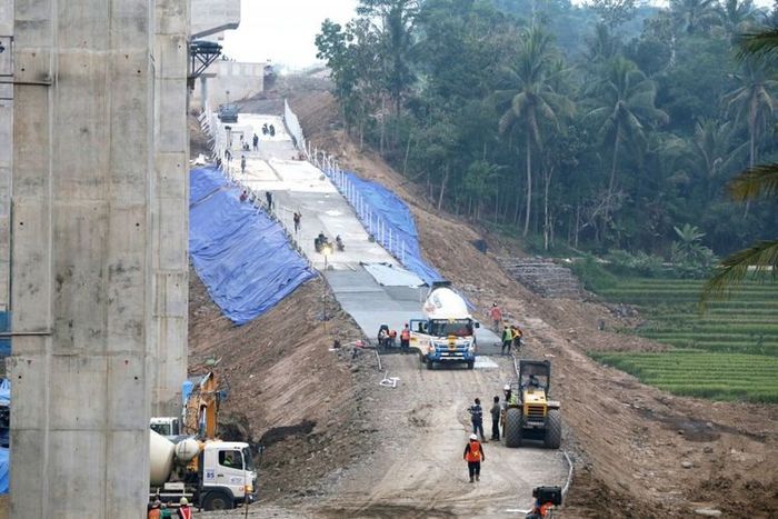 Pemandangan Jembatan Kenteng yang sedang dalam pembangunan