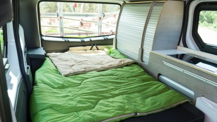 Tempat tidur di dalam Nissan Camper