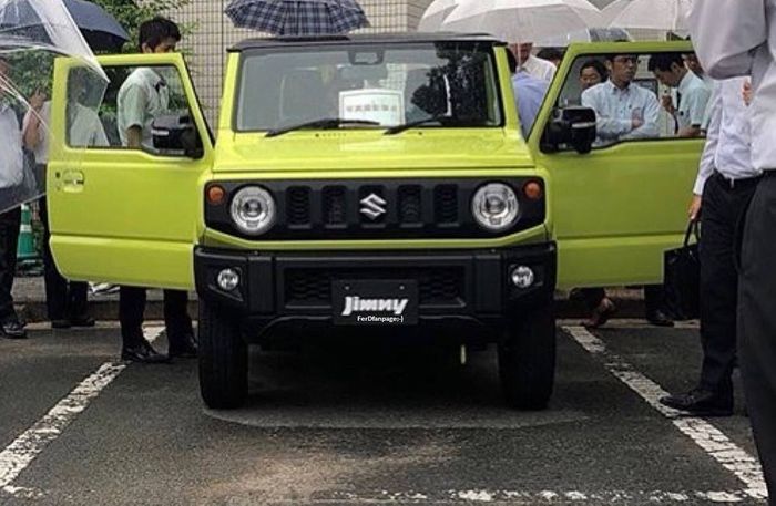 Penampakan Suzuki Jimny dari depan di area pabrik di Jepang