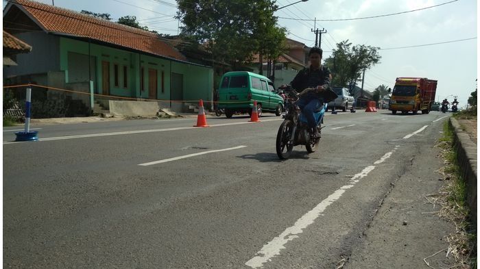 Jalan bergelombang masih mudah ditemui di Jalur Selatan Jawa Barat